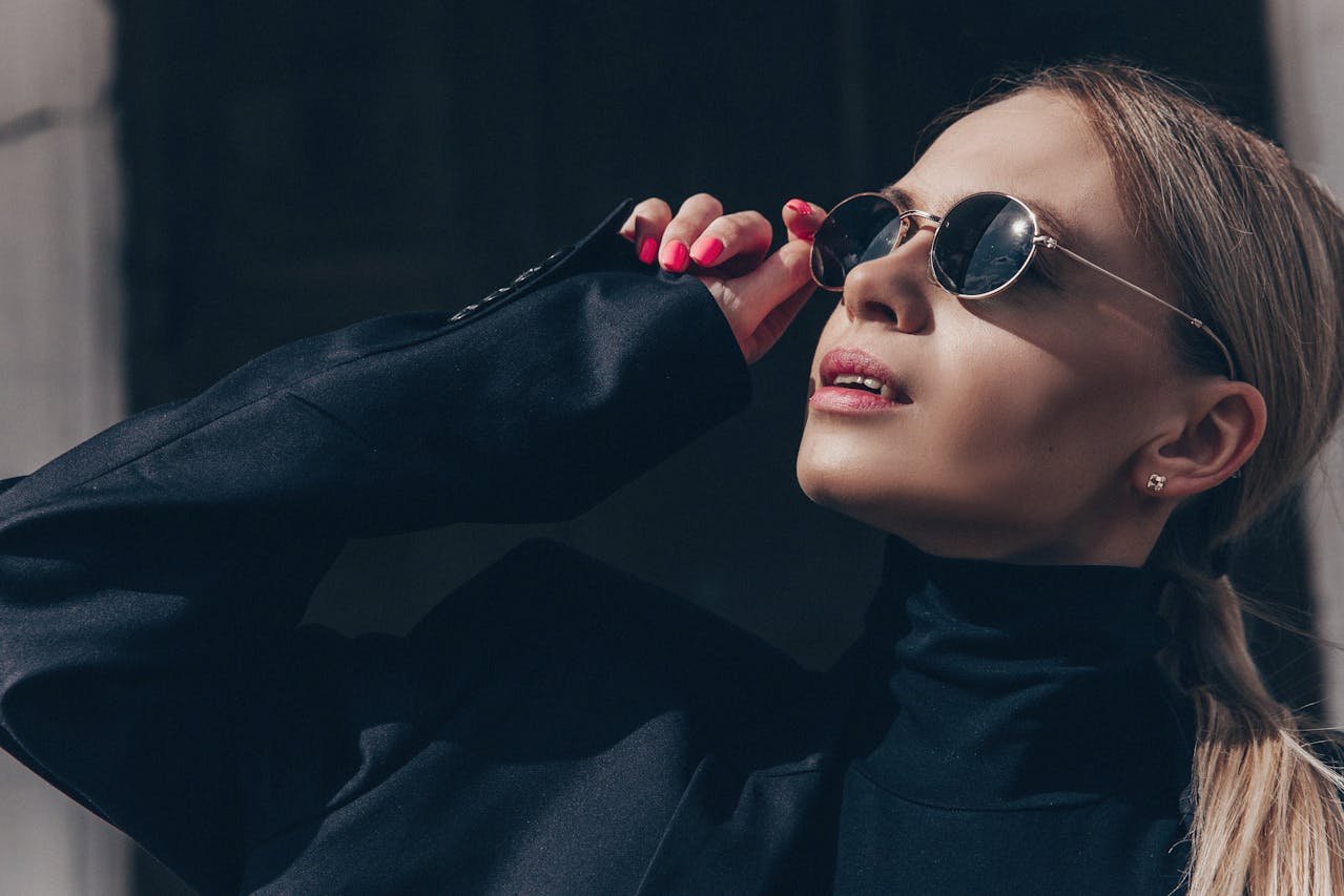 Image of a woman with sunglasses on